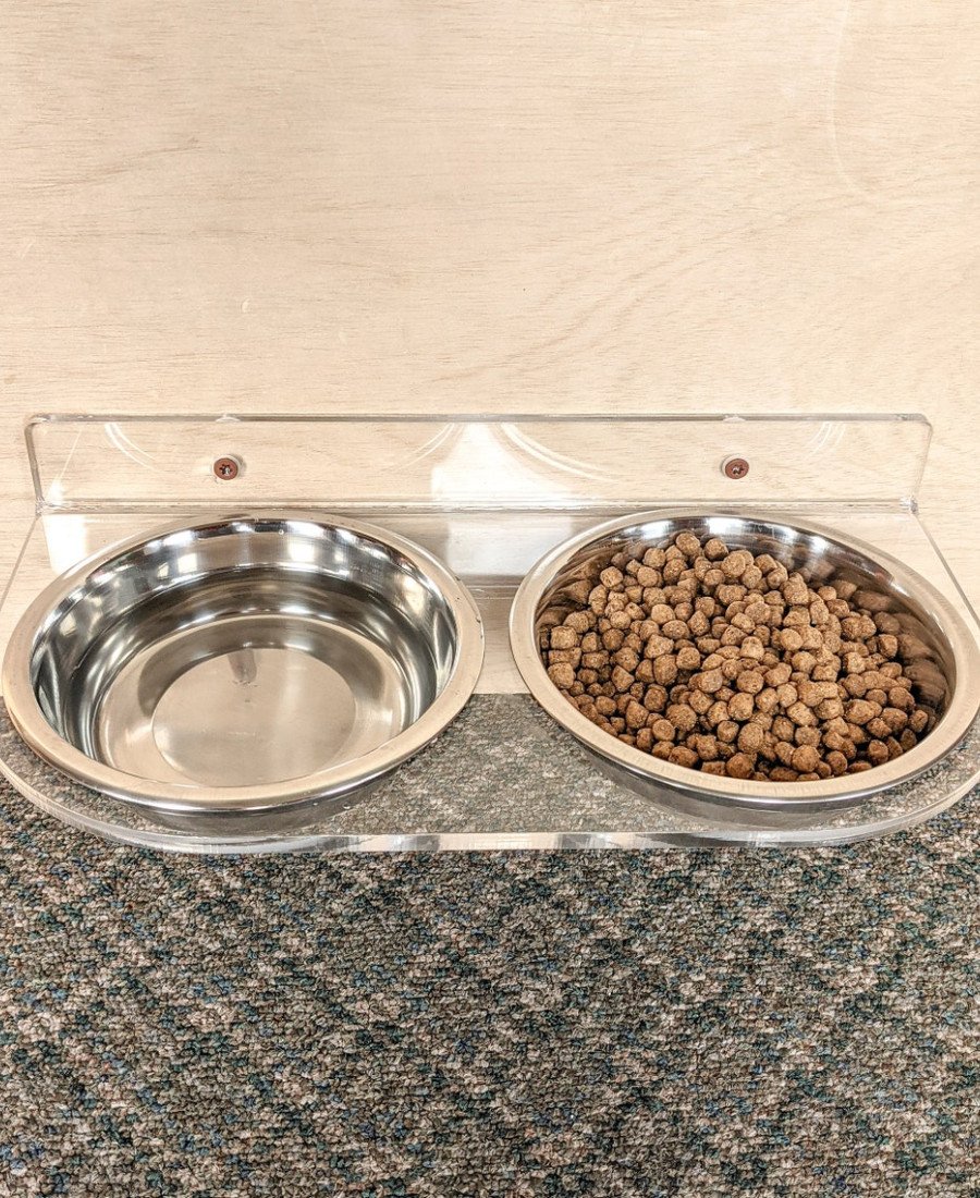 Şeffaf Pleksi Duvara Sabitlenen Mama Kabı İsme Özel